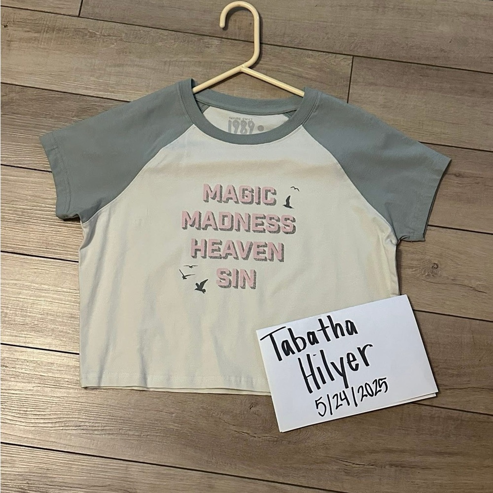 Taylor Swift 1989 lyric cropped tee size large, runs small